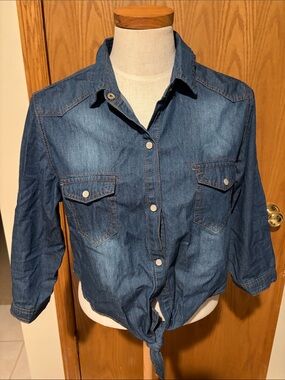 Cropped dark wash jean shirt that ties at the waist Size small
